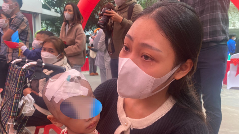 Mẹ bé N.N.A không biết Tết này con có được về nhà đón Tết hay không.