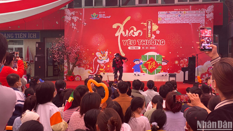 Hàng nghìn bệnh nhi háo hức khi được thưởng thức các tiết mục nghệ thuật hấp dẫn.