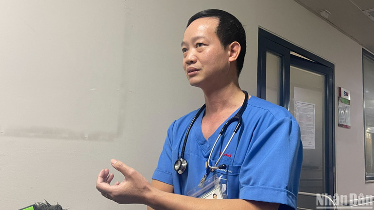 Bác sĩ Tạ Hữu Ánh thông tin về tình hình bệnh nhân cao tuổi nhập viện trong đợt rét đậm, rét hại.