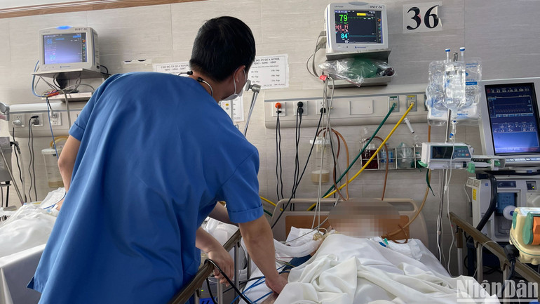 Bác sĩ Tạ Hữu Ánh theo dõi sức khỏe của bệnh nhân T.