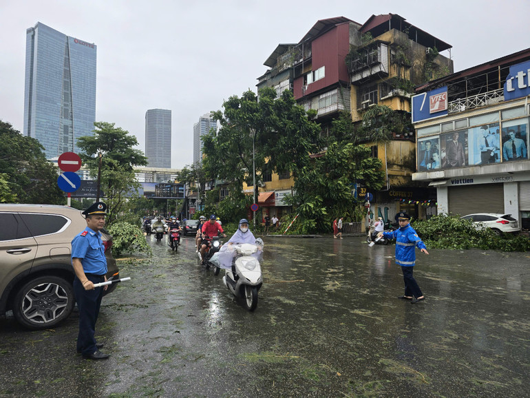 Lực lượng chức năng phân luồng giao thông an toàn cho người dân. (Ảnh: TRUNG HIẾU)