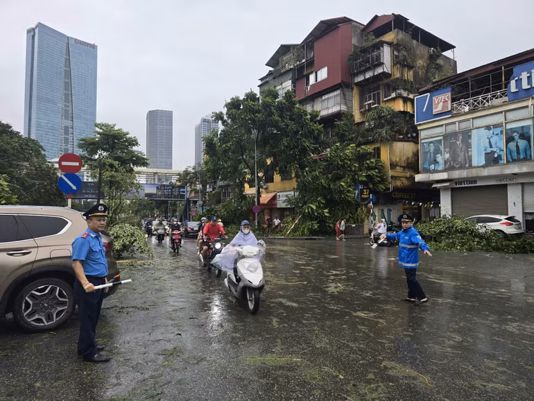 Lực lượng chức năng phân luồng giao thông an toàn cho người dân. (Ảnh: TRUNG HIẾU)