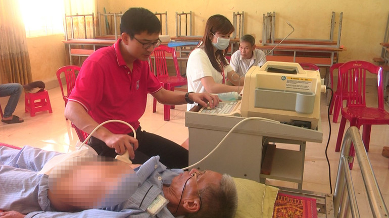Các y, bác sĩ siêu âm cho người dân.