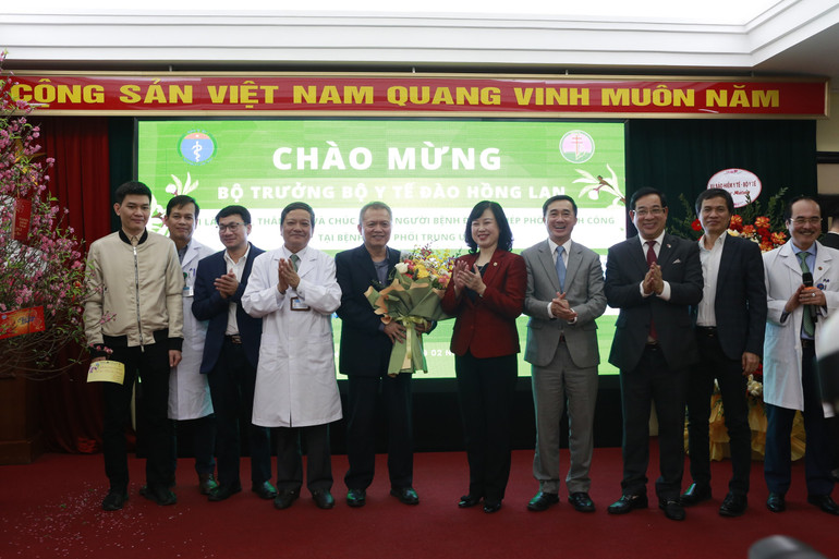 Bộ trưởng Y tế Đào Hồng Lan chúc mừng ê-kíp ghép phổi.