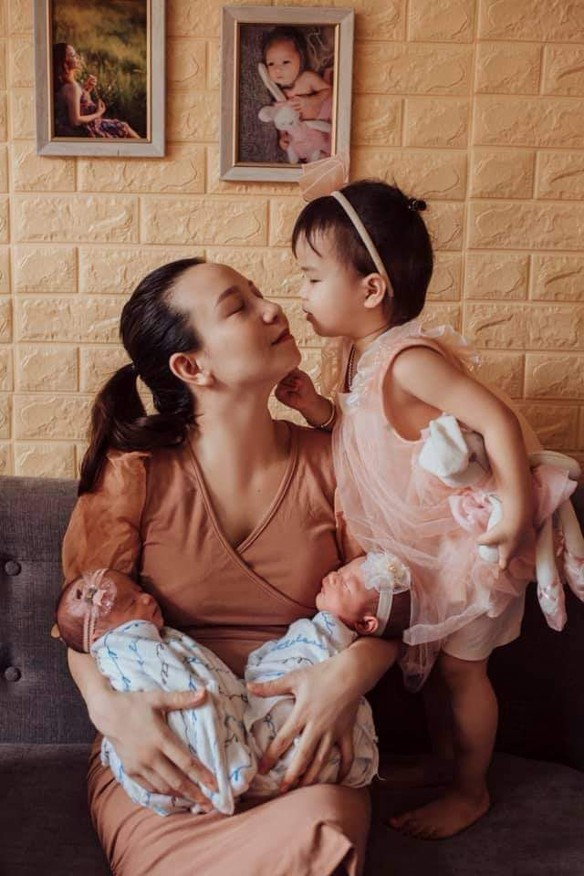 Chị Giang bên 3 công chúa sau 7 năm trời ròng rã "săn con".