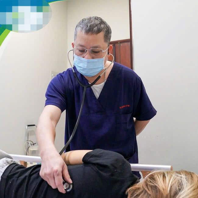 Phó Giáo sư, Tiến sĩ Tạ Anh Tuấn, Trưởng khoa Điều trị tích cực Nội khoa đang thăm khám cho bệnh nhi. Phó Giáo sư, Tiến sĩ Tạ Anh Tuấn, Trưởng khoa Điều trị tích cực Nội khoa đang thăm khám cho bệnh nhi.