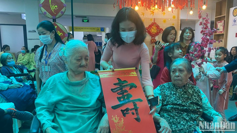 Bà D. (bên trái) đã có hơn 9 tháng nằm viện vì tai biến.