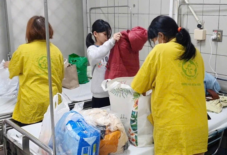 Người nhà bệnh nhi cùng các cháu chuẩn bị đồ ra viện.