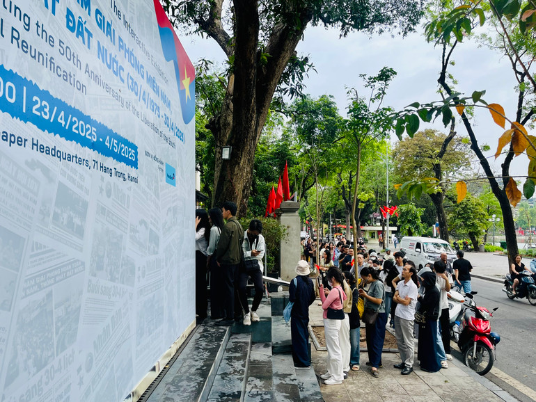 Từ sáng sớm nay, các bạn trẻ đã xếp hàng dài chờ vào triển lãm.