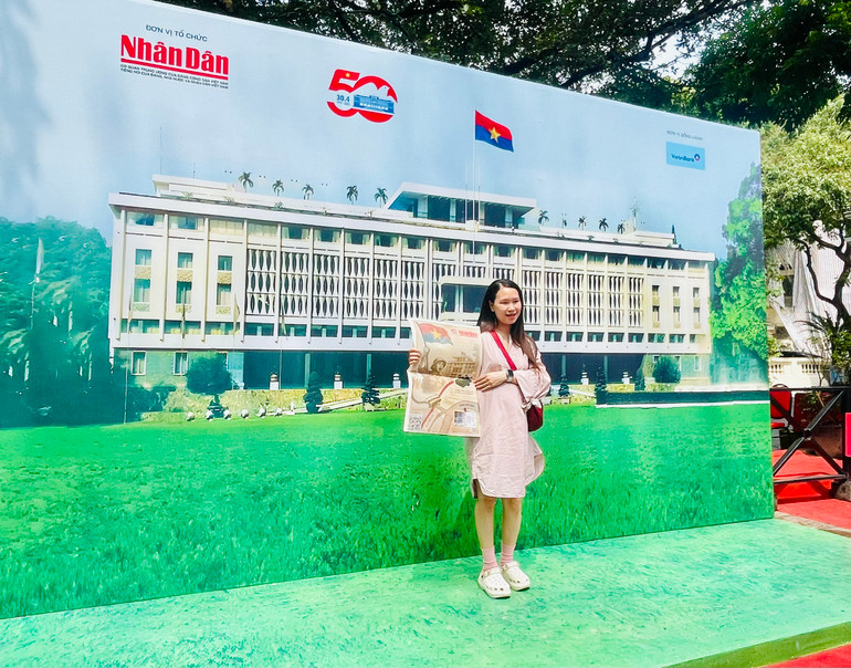 Bạn đọc Khương Thị Thùy Dương quay lại triển lãm lần thứ 2 để sở hữu phụ san đặc biệt.