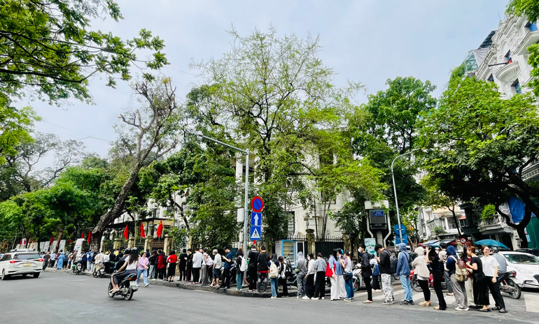 Hàng dài bạn đọc xếp hàng kéo tới giữa phố Bảo Khánh.