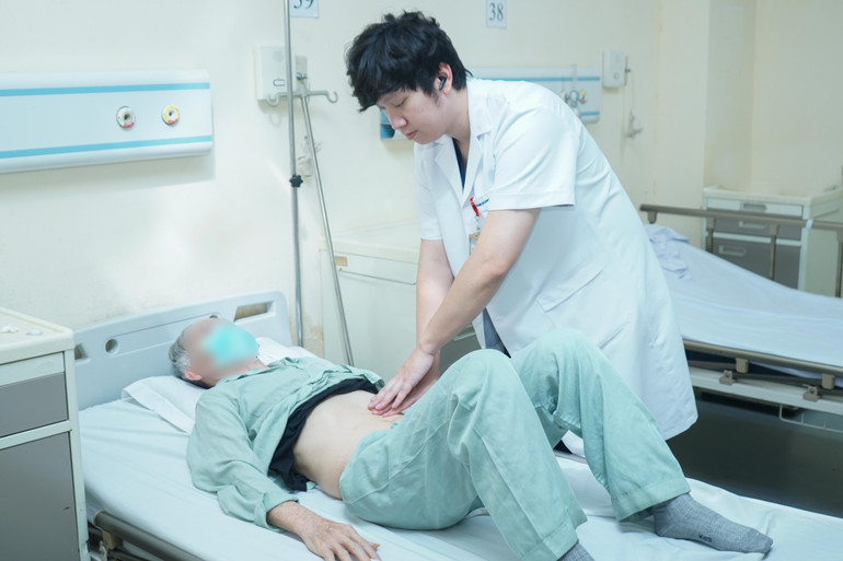 Bệnh nhân được khám lại sau phẫu thuật. Bệnh nhân được khám lại sau phẫu thuật.