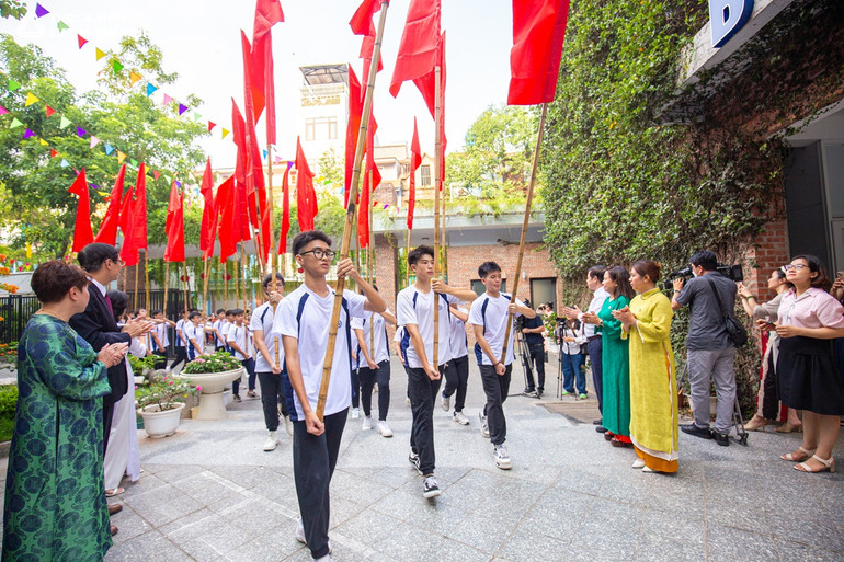 Ban giám hiệu chào đón các em khối 6, khối 10.