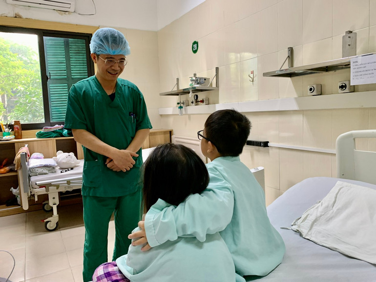 Bác sĩ Phạm Tiến Quân thăm hỏi 2 anh em ruột cùng được ghép tim. Bác sĩ Phạm Tiến Quân thăm hỏi 2 anh em ruột cùng được ghép tim.