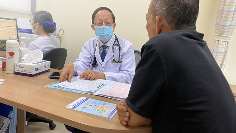 Phó Giáo sư, Tiến sĩ Phạm Nguyễn Vinh tư vấn cho người bệnh. Phó Giáo sư, Tiến sĩ Phạm Nguyễn Vinh tư vấn cho người bệnh.