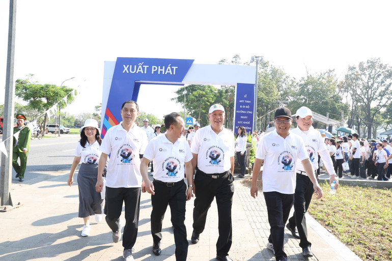 Các đại biểu xuất phát đi bộ hưởng ứng ngày hội.