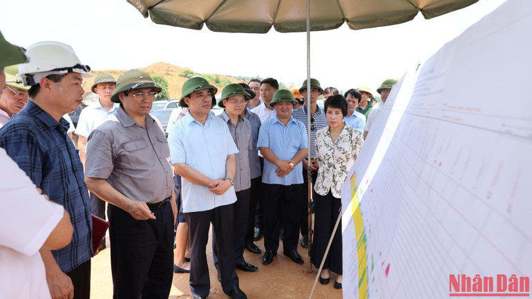 Thủ tướng Phạm Minh Chính kiểm tra tiến độ Dự án đường cao tốc Tuyên Quang-Phú Thọ.