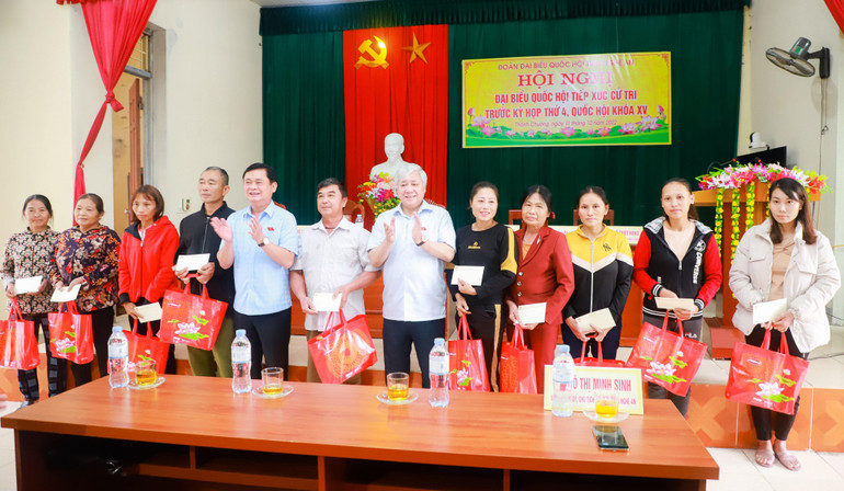 Trao quà hỗ trợ cho các hộ dân xã Thanh Long (Thanh Chương) bị ảnh hưởng nặng do hoàn lưu cơn bão số 4.