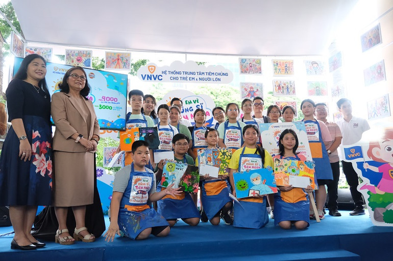 Cuộc thi tạo sân chơi cho trẻ em yêu thích hội họa thể hiện ý tưởng sáng tạo về hình tượng dũng sĩ, người anh hùng vaccine. Cuộc thi tạo sân chơi cho trẻ em yêu thích hội họa thể hiện ý tưởng sáng tạo về hình tượng dũng sĩ, người anh hùng vaccine.