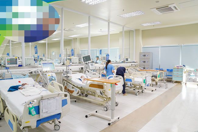 Bệnh nhi nằm viện do bị ong đốt được điều trị tích cực.