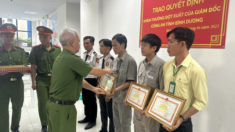 Thừa ủy quyền, Trung tá Nguyễn Văn Tùng, Phó trưởng Phòng Cảnh sát Phòng cháy chữa cháy và Cứu nạn cứu hộ Công an tỉnh Bình Dương trao Giấy khen của Giám đốc Công an tỉnh Bình Dương cho các cá nhân.