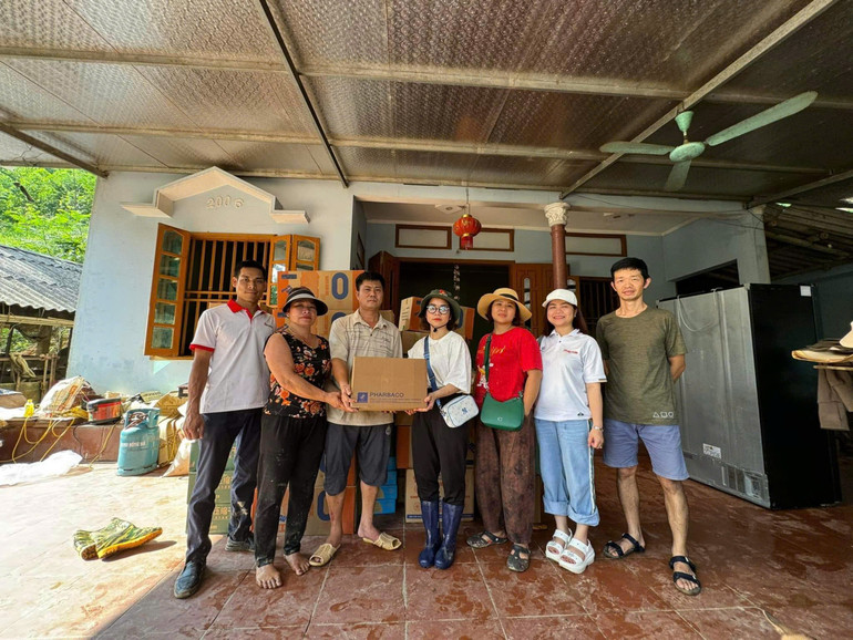 Nhóm của nhà báo Đỗ Mỵ Châu trao quà tại Tuyên Quang.