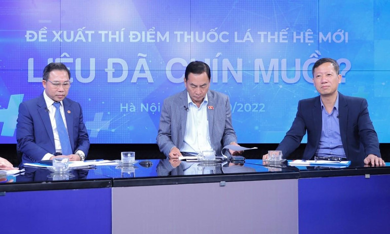 Các khách mời tham gia tọa đàm.