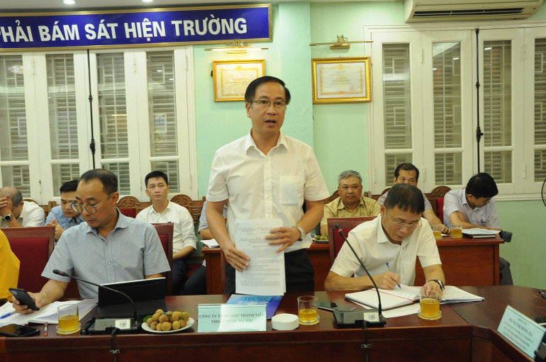 Ông Phan Hoài Minh, Tổng Giám đốc Công ty TNHH MTV Cấp thoát nước Hà Nội báo cáo tại buổi làm việc.