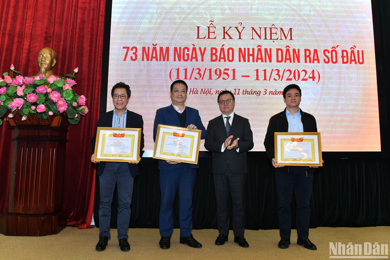 Tổng Biên tập Báo Nhân Dân Lê Quốc Minh trao Bằng khen của Khối trưởng Khối Thi đua các cơ quan Đảng Trung ương tặng các tập thể và cá nhân. (Ảnh: ĐĂNG KHOA) Tổng Biên tập Báo Nhân Dân Lê Quốc Minh trao Bằng khen của Khối trưởng Khối Thi đua các cơ quan Đảng Trung ương tặng các tập thể và cá nhân. (Ảnh: ĐĂNG KHOA)
