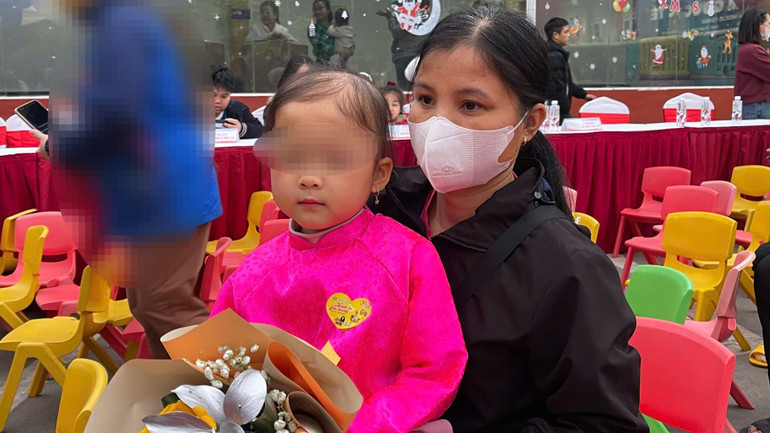 Chị Nguyễn Thị Em và con gái sau buổi biểu diễn tại chương trình.