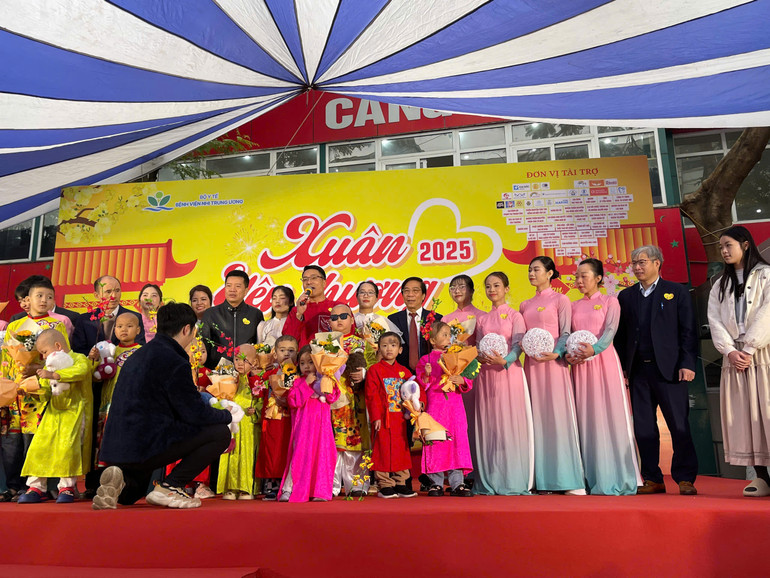 Những em bé dù vừa trải qua đợt truyền hóa chất, mệt mỏi nhưng vẫn hăng say trình diễn.