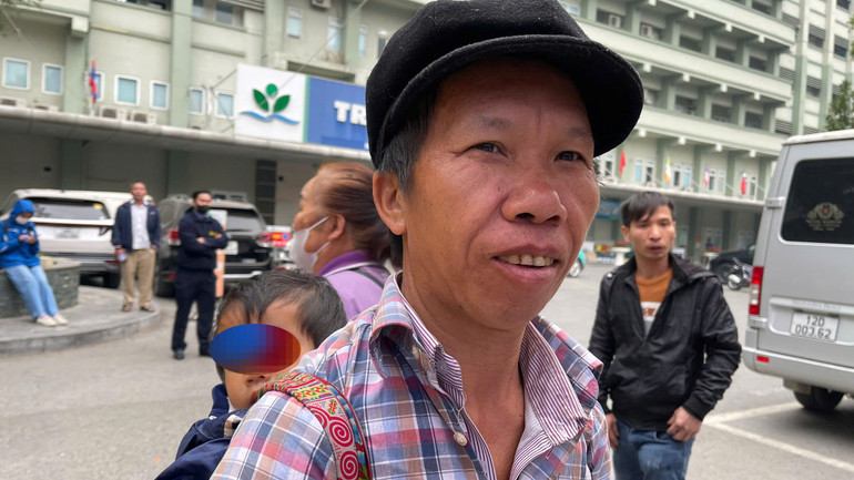 Anh Mùa Thống Lầu (Mường Ảng, Điện Biên) địu đứa con nhỏ trên lưng.