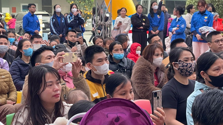 Các bố mẹ và nhiều khán giả nhí xúc động không cầm được nước mắt khi xem các em nhỏ trình diễn.