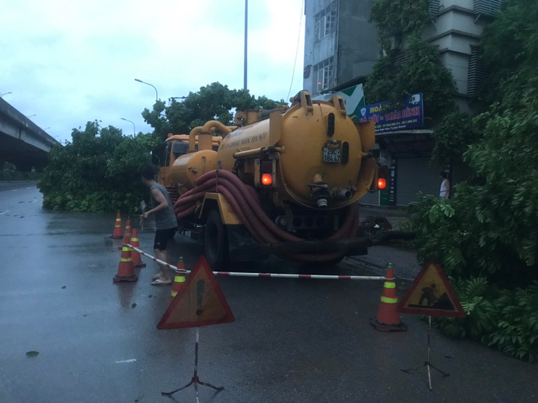 Công nhân thoát nước làm nhiệm vụ tại đường Nguyễn Xiển sáng sớm 8/9.