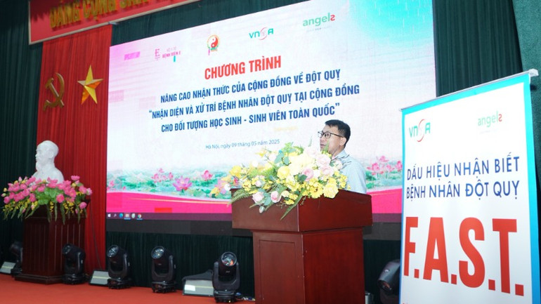 Tiến sĩ, bác sĩ Nguyễn Công Hựu, Giám đốc Bệnh viện E chia sẻ tại chương trình.