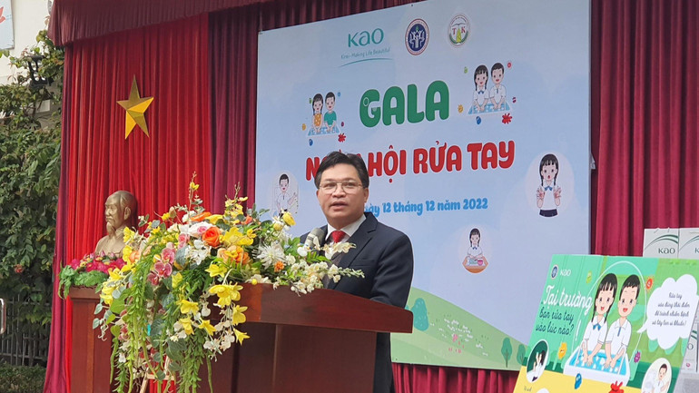 PGS, TS Nguyễn Đăng Vững, Phó Viện trưởng Viện Đào tạo Y học dự phòng và y tế công cộng, Đại học Y Hà Nội tuyên truyền cho các em học sinh hiểu về việc giữ gìn bàn tay sạch.