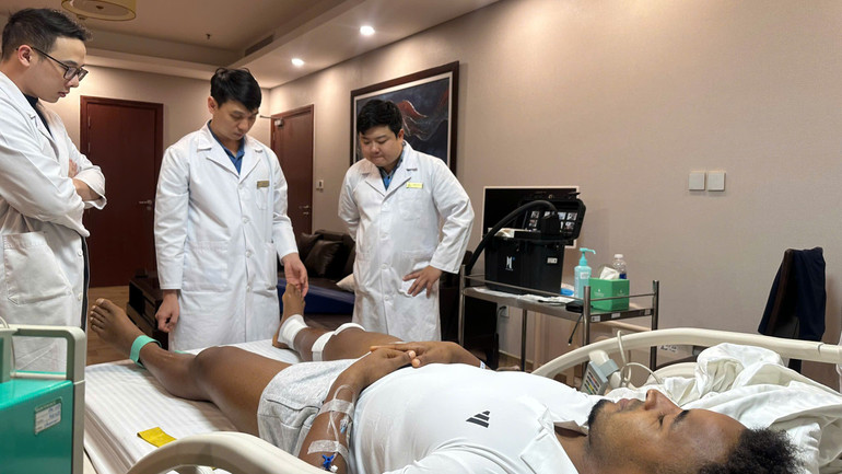 Các nhân viên y tế tính toán phương án tập phục hồi chức năng cho Xuân Son.