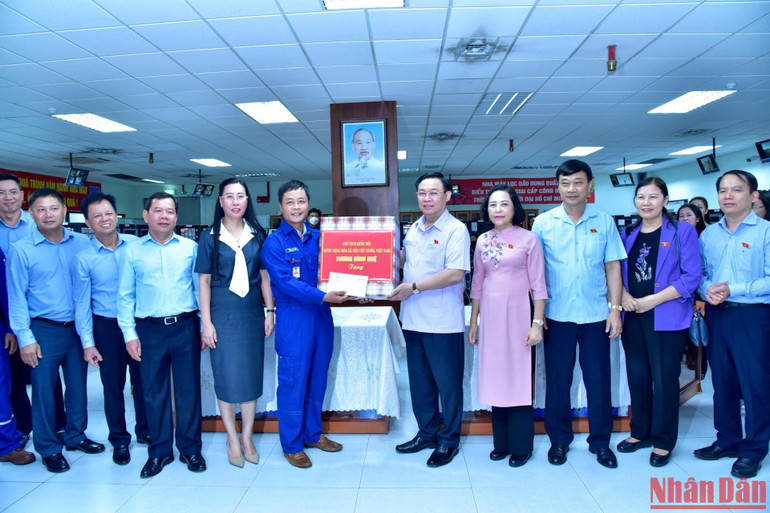 Chủ tịch Quốc hội Vương Đình Huệ tặng quà cho cán bộ, kỹ sư và người lao động tại Công ty cổ phần lọc hóa dầu Bình Sơn, tỉnh Quảng Ngãi. (Ảnh: DUY LINH)