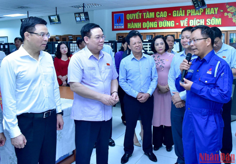 Chủ tịch Quốc hội Vương Đình Huệ và các đại biểu nghe giới thiệu về Phòng điều khiển trung tâm tại Công ty cổ phần lọc hóa dầu Bình Sơn, tỉnh Quảng Ngãi. (Ảnh: DUY LINH)