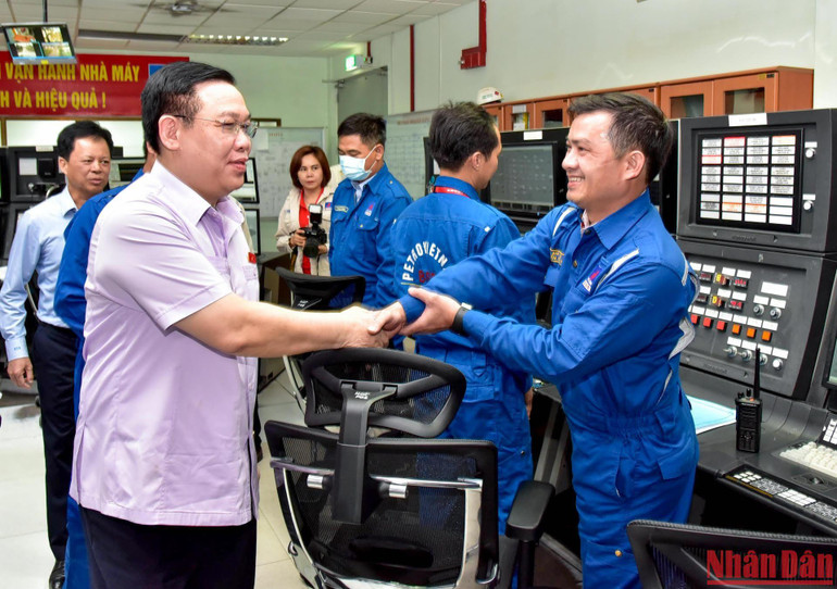 Chủ tịch Quốc hội Vương Đình Huệ với cán bộ, kỹ sư Công ty cổ phần lọc hóa dầu Bình Sơn, tỉnh Quảng Ngãi. (Ảnh: DUY LINH)