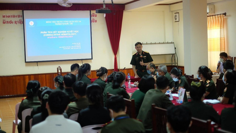 Giảng bài cập nhật kiến thức trong chẩn đoán và điều trị cho các bác sĩ trong Bệnh viện Quân y 103 (Lào).