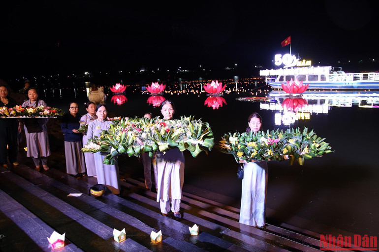 Dâng bè hoa, tưởng nhớ các anh hùng liệt sĩ.