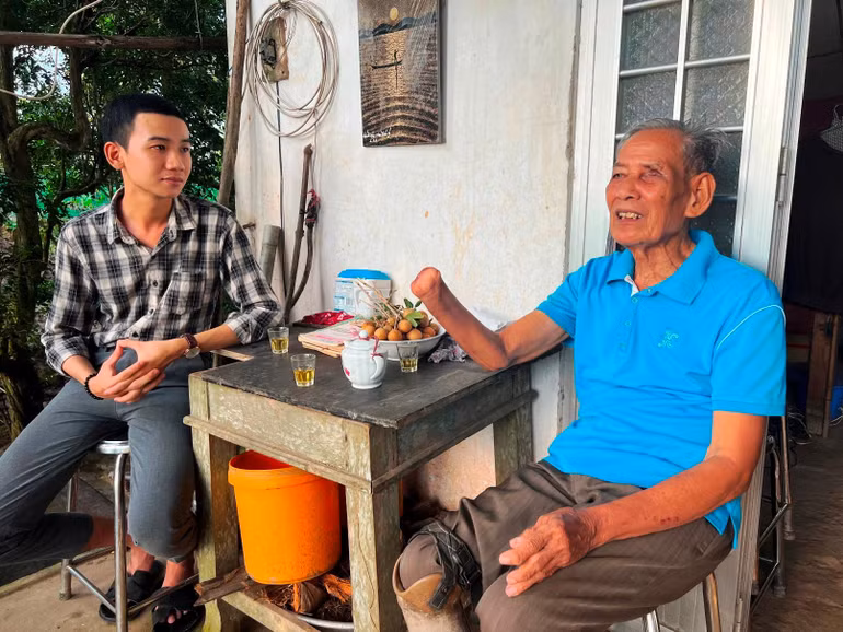 Sinh viên Lê Quốc Bảo về thăm ông Tám Ý trong dịp nghỉ hè.