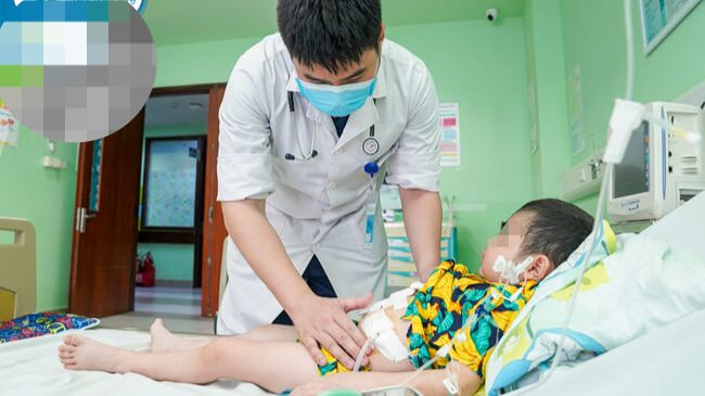 Thạc sĩ, bác sĩ Trần Hoàng, Khoa Thận và Lọc máu thăm khám cho bệnh nhi.