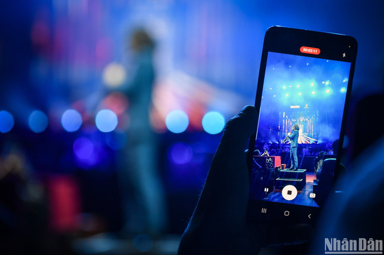 Nhiều khán giả lưu lại màn trình diễn đẳng cấp của nghệ sĩ saxophone Kenny G.