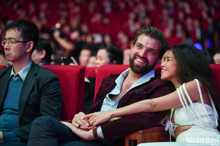 Nhiều khán giả nước ngoài thưởng thức đêm nhạc.