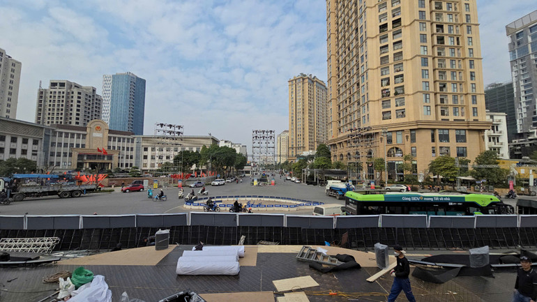 Chương trình kéo dài 120 phút được tổ chức trong không gian mở tại ngã tư Lạc Long Quân-Nguyễn Hoàng Tôn, ngay phía sau là Hồ Tây. Chương trình kéo dài 120 phút được tổ chức trong không gian mở tại ngã tư Lạc Long Quân-Nguyễn Hoàng Tôn, ngay phía sau là Hồ Tây.