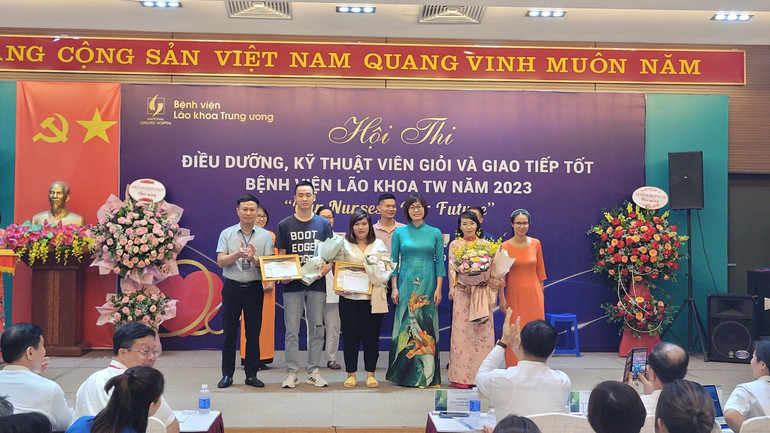 Trao bằng khen cho các đơn vị.