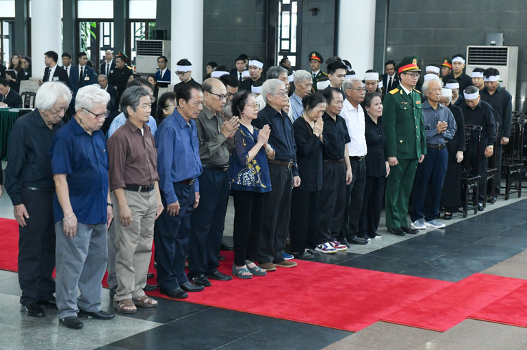 Thầy Nguyễn Ngọc Sơn và bạn bè đồng môn khoa Ngữ Văn, khóa 8, Đại học Tổng hợp Hà Nội viếng Tổng Bí thư Nguyễn Phú Trọng. (Ảnh: DUY LINH)