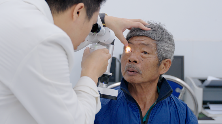 Ông Nguyễn Văn Cống (xóm Vị Huế, xã Tiên Phong, huyện Ba Vì, Hà Nội)đã có được đôi mắt sáng nhờ dự án "Triệu đôi mắt sáng". Ông Nguyễn Văn Cống (xóm Vị Huế, xã Tiên Phong, huyện Ba Vì, Hà Nội)đã có được đôi mắt sáng nhờ dự án "Triệu đôi mắt sáng".